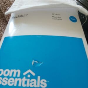 Room Essentials White dust ruffle twin